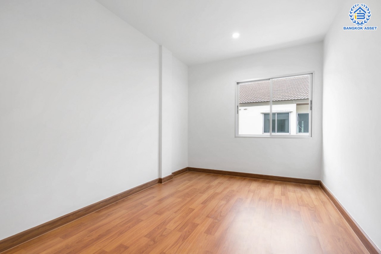 บ้านมือสองตกแต่งใหม่ ม.วิสต้าปาร์ค แจ้งวัฒนะ ทาวน์โฮม 3 ชั้น บนเนื้อที่ 22.8 ตร.ว. ฟังก์ชัน 3 ห้องนอน 3 ห้องน้ำ Master Bedroom เชื่อมต่อ Walk in Closet พร้อม Built-in ตู้เสื้อผ้าดีไซน์เรียบหรู บนทำเลโซนเมือง ใกล้ทางด่วน และเซ็นทรัลแจ้งวัฒนะ และเพียง 10 นาทีถึง รถไฟฟ้า "สถานีศูนย์ราชการนนทบุรี"